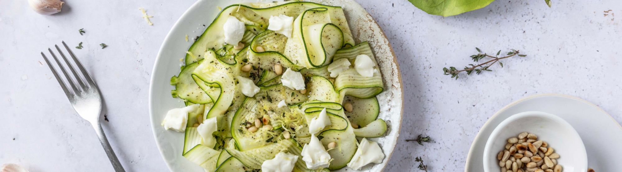 Tagliatelles de courgettes, pignons et émietté de fromage de brebis