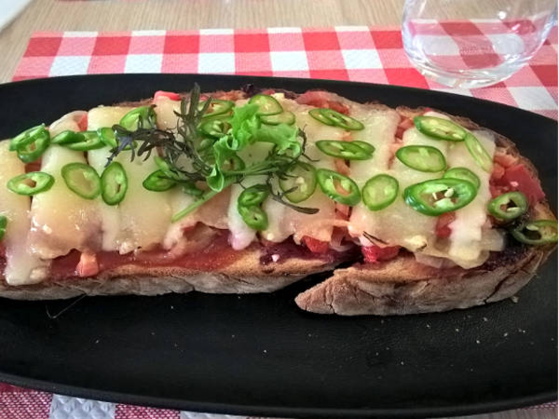 Tartine au fromage de brebis basque