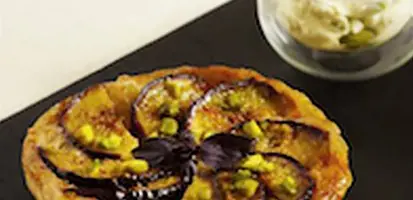 Tarte tatin à la figue, pistache et fromage frais