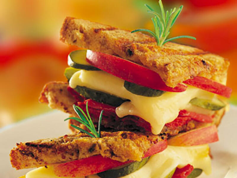 Club sandwich au fromage à raclette