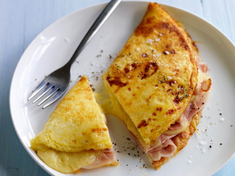 Omelette au fromage et au jambon