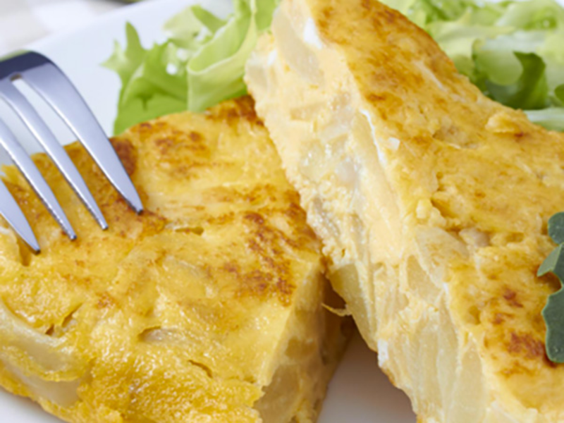 Omelette aux pommes de terre et fromage bleu