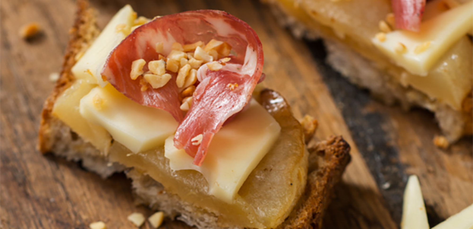 Tartine au fromage, poire et coppa