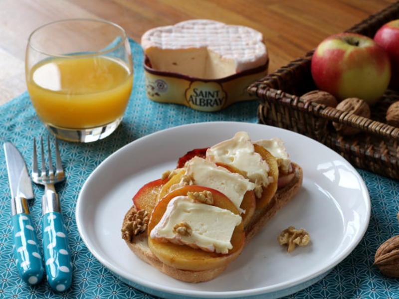 Tartine aux pommes caramélisées, fromage et noix