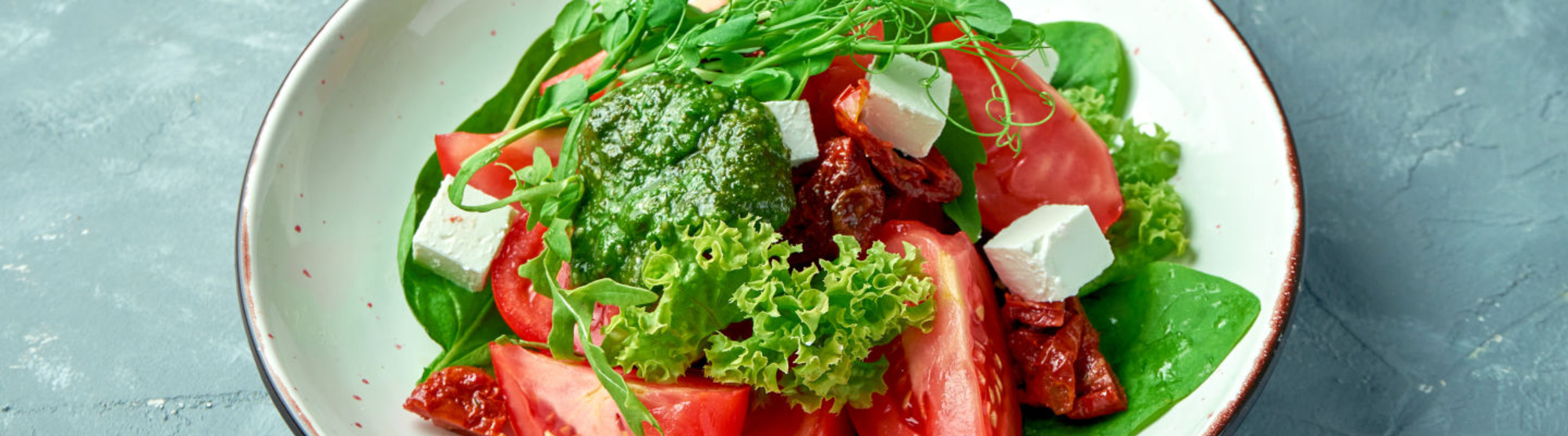 Salade de tomates au pesto et fromage de brebis