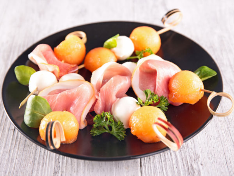 Brochettes melon, magret et fromage de brebis