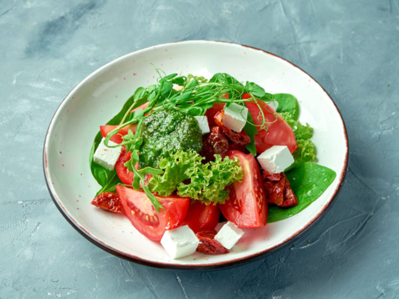 Salade de tomates au pesto et fromage de brebis