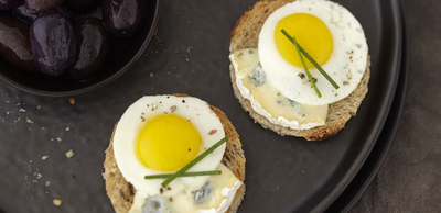 Toasts au fromage bleu et oeufs de caille