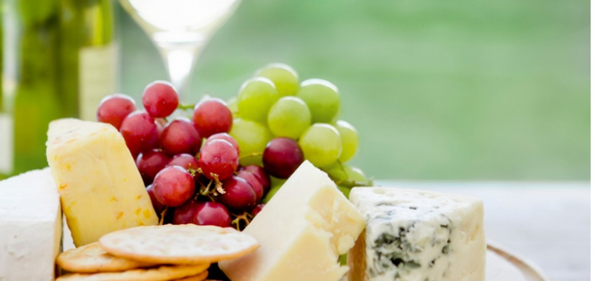 TH05_wooden-board-with-cheese-grapes-and-wine-in-the-background-picture-id117149898