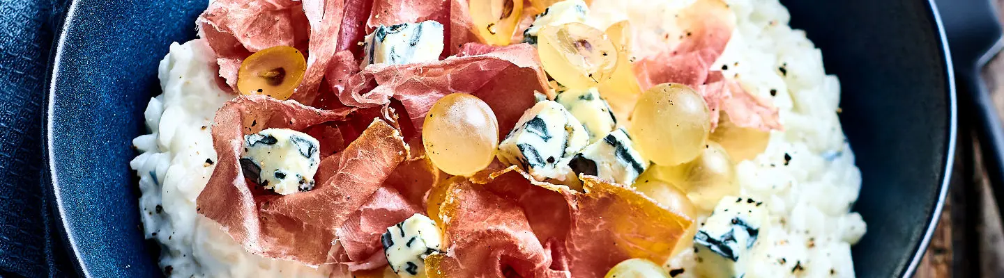 Risotto au fromage bleu, jambon cru et raisin blanc