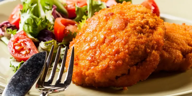 TH05_cutlet-cordon-bleu-with-salad-picture-id610419940