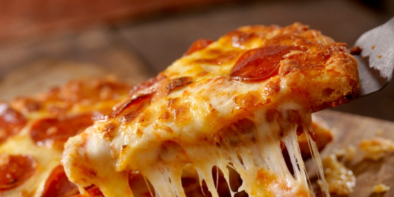 TH05_cheesy-pepperoni-pizza-picture-id938742222