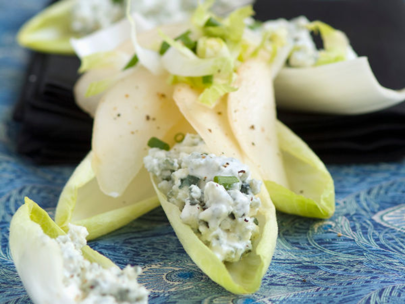 Barquettes d'endive au fromage bleu et aux poires