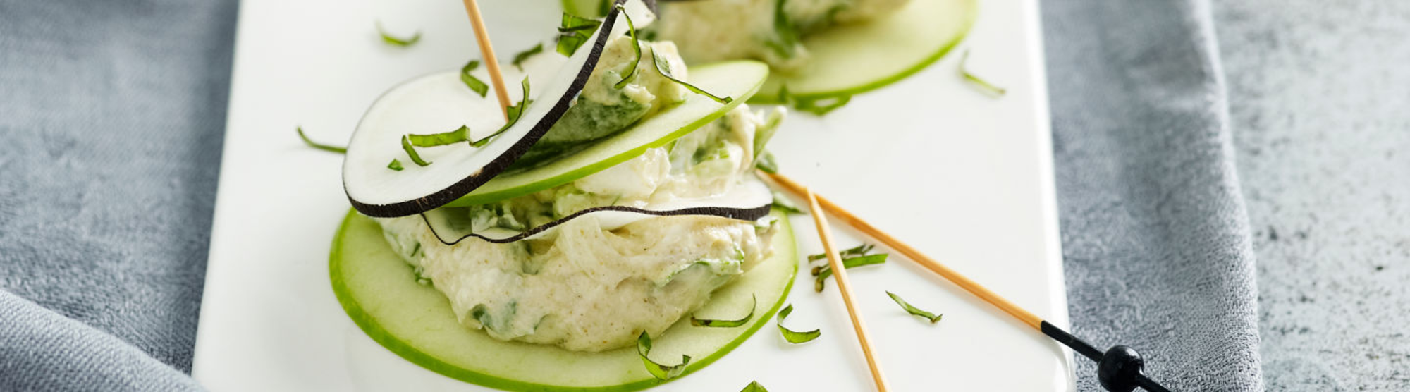 Bouchées pomme, radis noir et chèvre frais