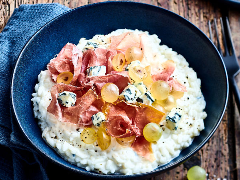 Risotto au fromage bleu, jambon cru et raisin blanc