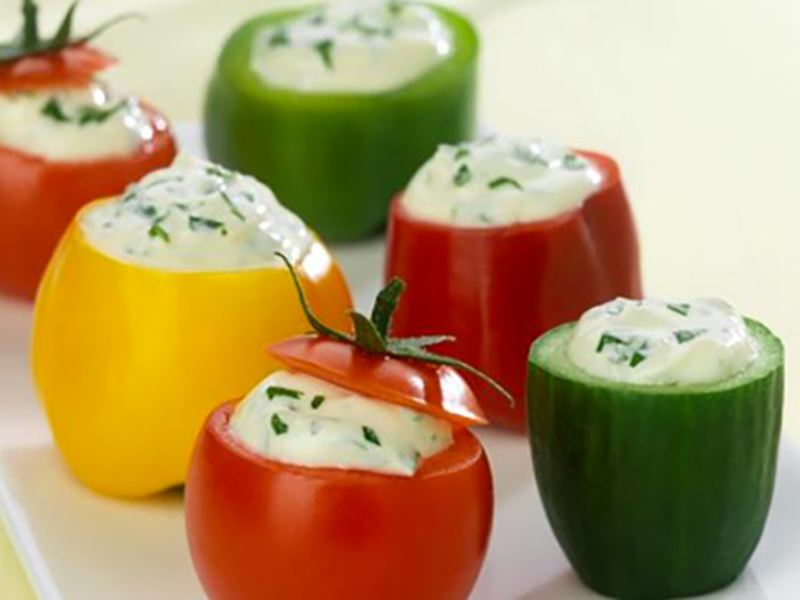 Petits légumes farcis au fromage frais pour l'apéritif