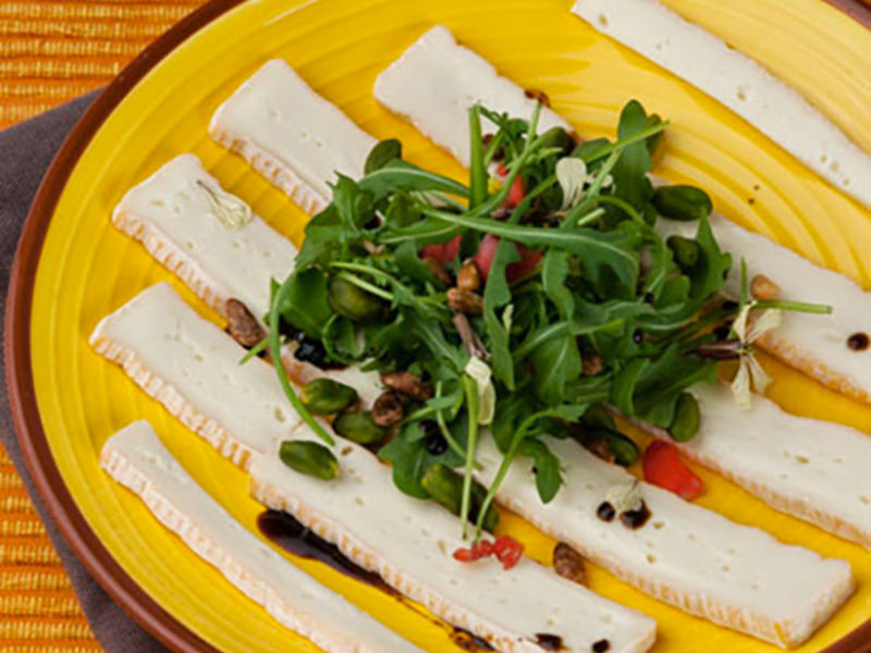 Salade roquette aux pistaches et au fromage