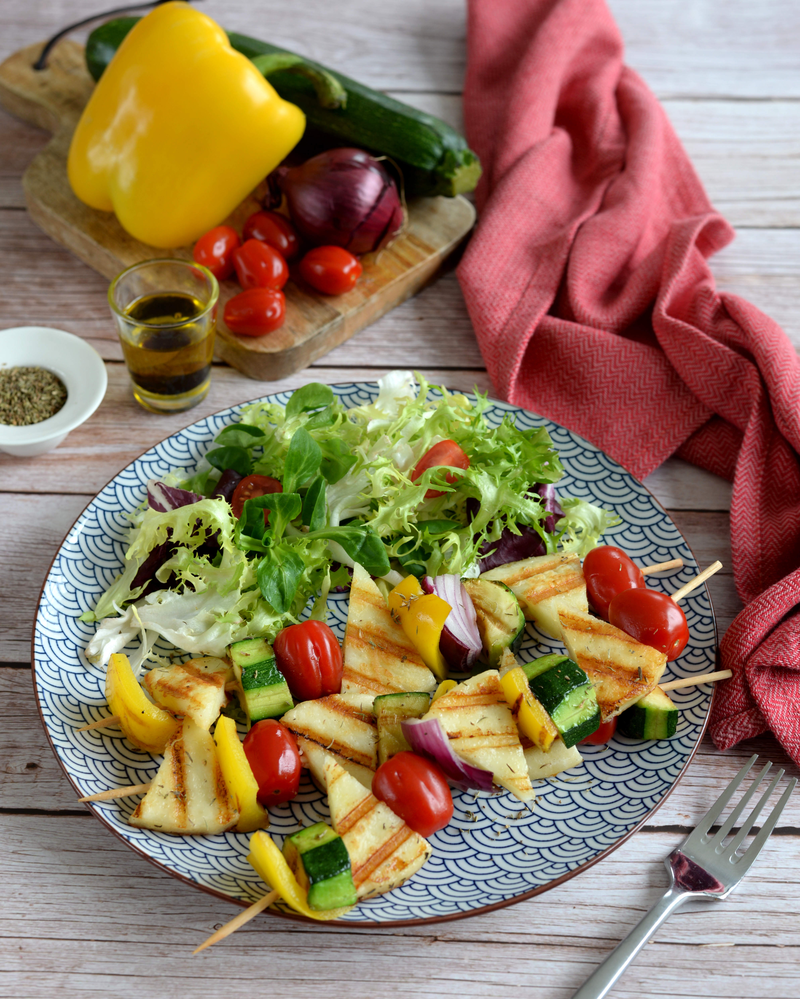 Brochettes de fromage grillé, courgettes et poivrons