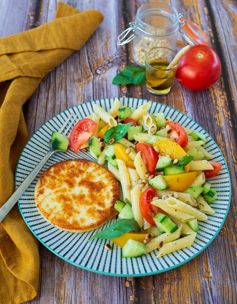 Fromage grillé et sa salade de pâtes sucrée-salée