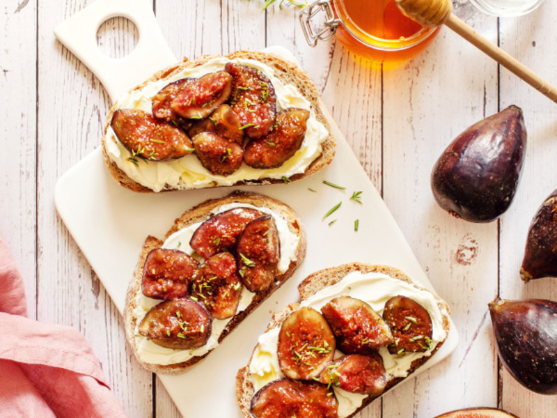 Tartines aux figues, miel et fromage frais