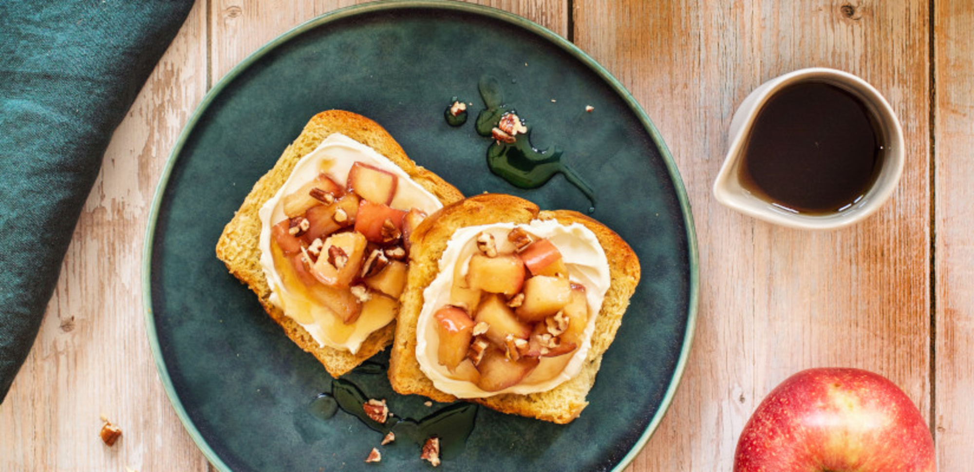 Tartines briochées, pommes, sirop d'érable et St Morêt