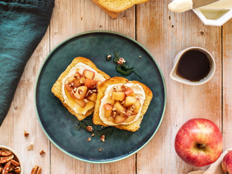 Tartines briochées aux pommes et fromage frais