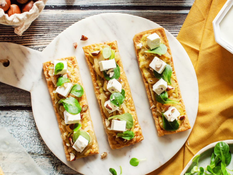 Tartine feuilletée aux oignons et fromage frais