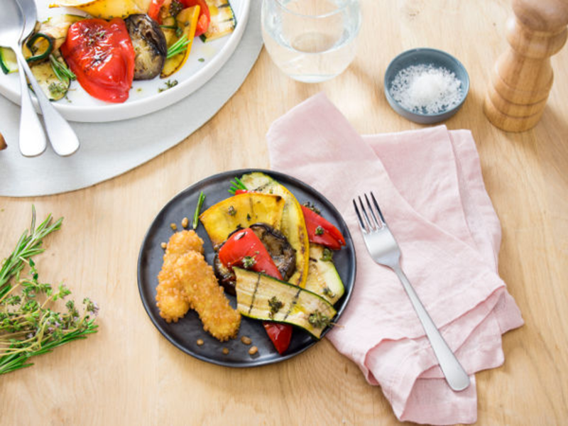 Légumes d'été grillés et fromage pané