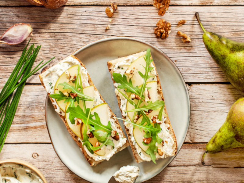 Tartines poire, noix et fromage à tartiner