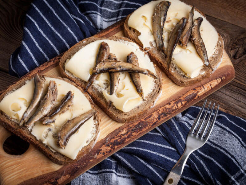Tapas de sardines, piquillos et fromage de brebis