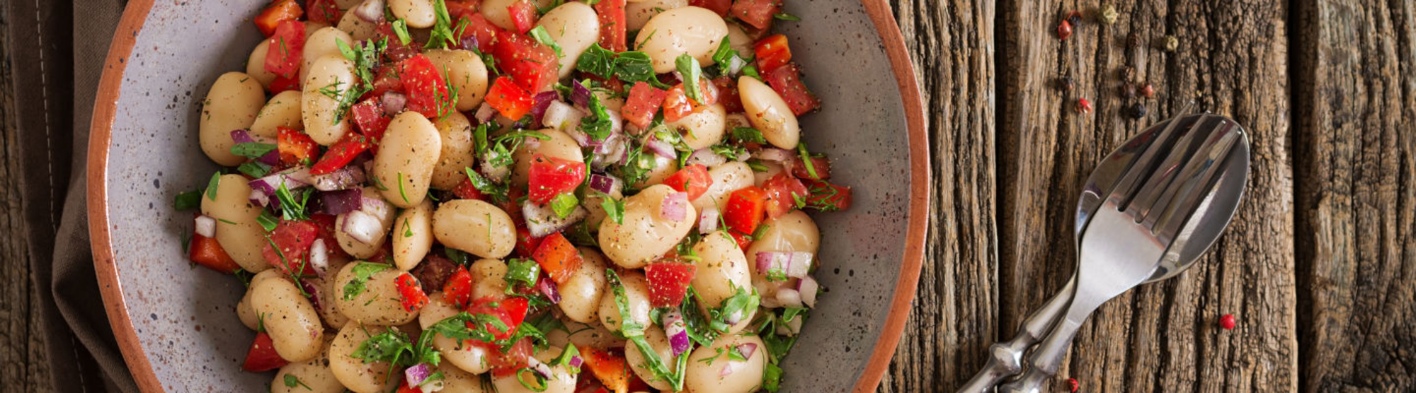 Salade aux haricots blancs, poivrons et fromage de brebis