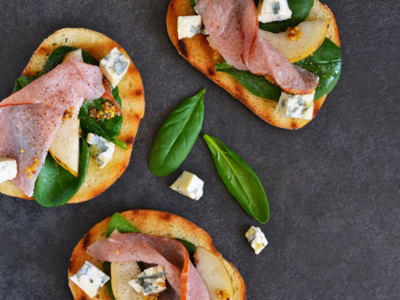 Canapés au fromage de brebis, poire et charcuterie