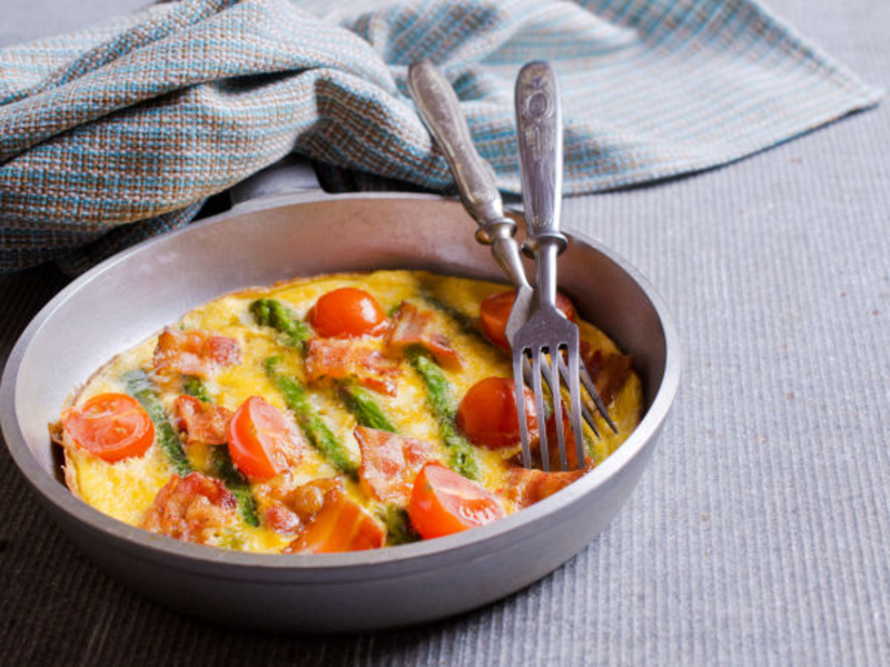 Omelette aux asperges sauvages, tomates et fromage frais