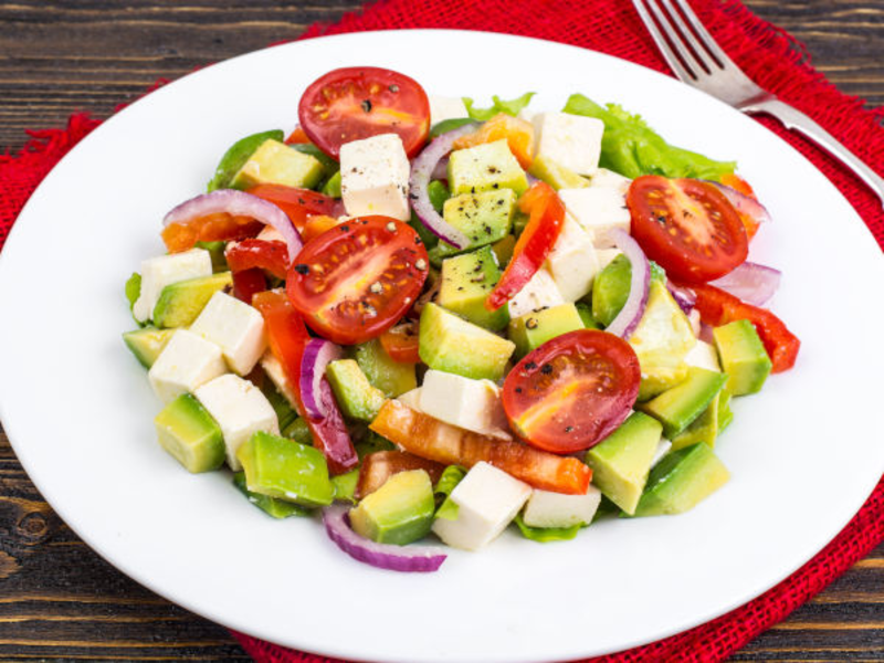 Salade composée à l'avocat et fromage de brebis