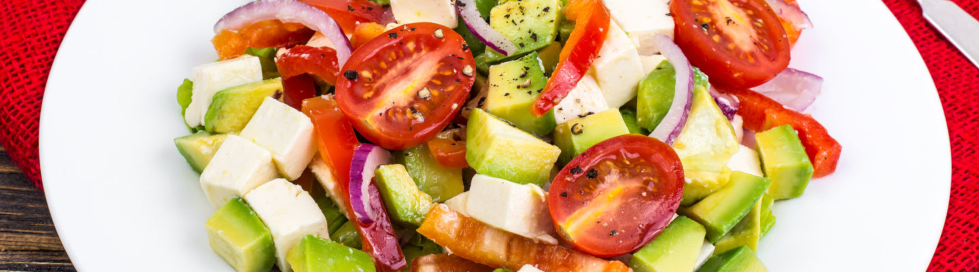 Salade composée à l'avocat et fromage de brebis