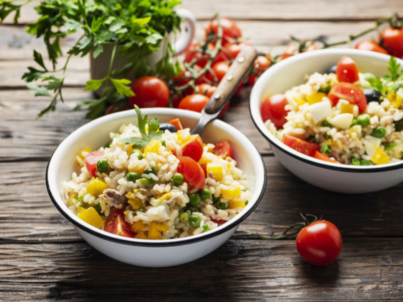 Salade de riz complète au fromage de brebis