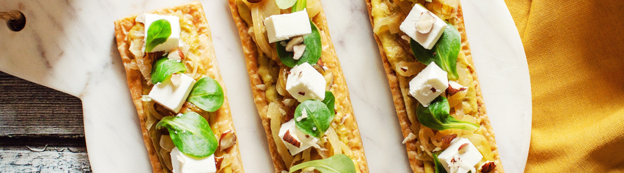 Tartine feuilletée aux oignons et fromage frais