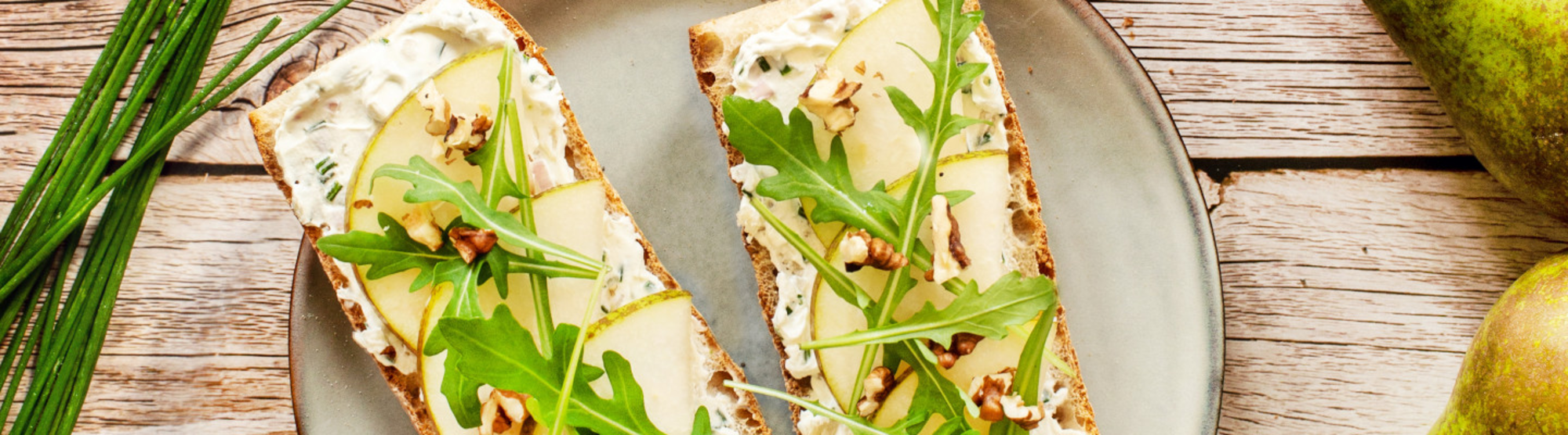 Tartines poire, noix et fromage à tartiner