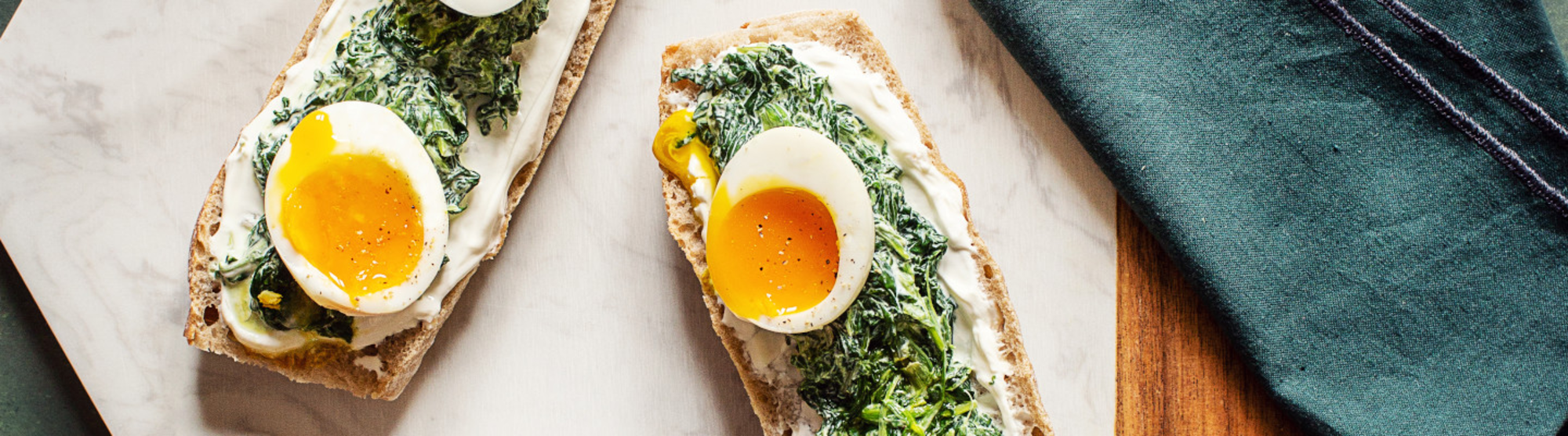 Tartine épinard, oeuf mollet et fromage frais