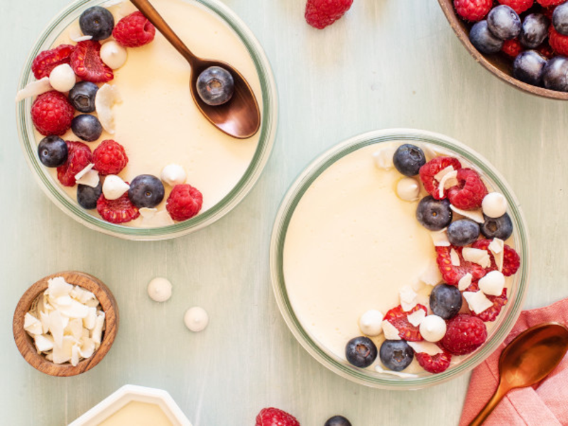 Panna cotta aux fruits rouges, noix de coco et fromage frais