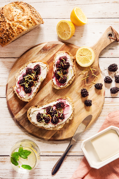 Tartines aux mûres et fromage frais