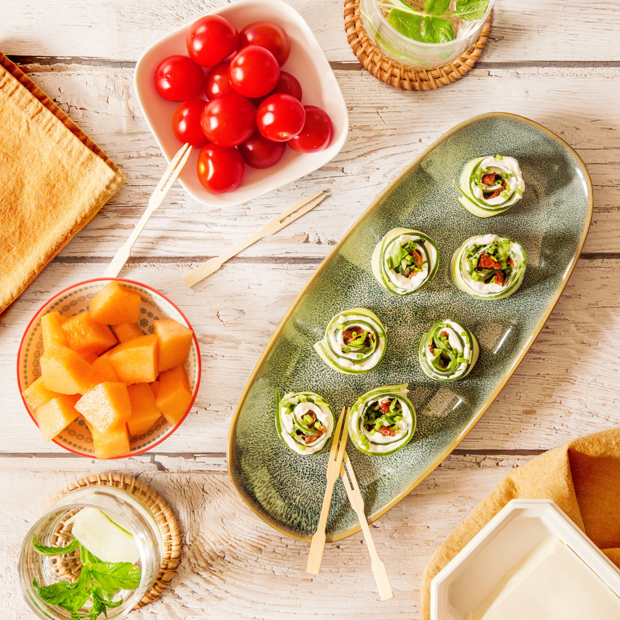 Roulés concombres, tomates confites et fromage frais