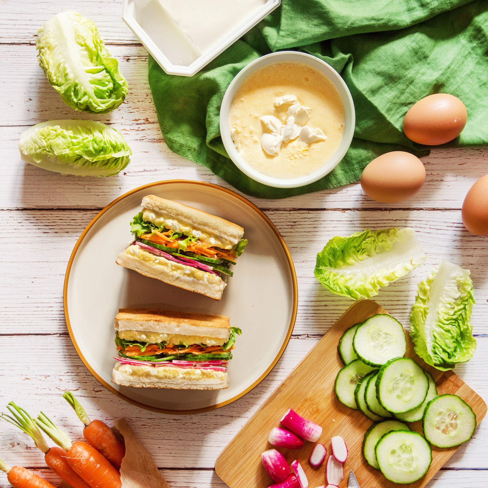 Sandwich pain de mie, crudités et fromage frais