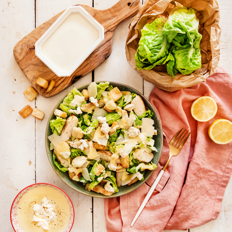 Salade composée au poulet, sauce au fromage frais