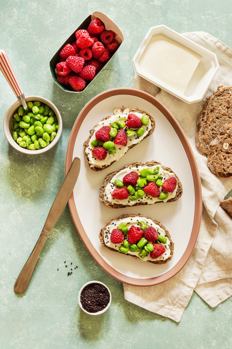 Tartines framboises, fèves et fromage frais