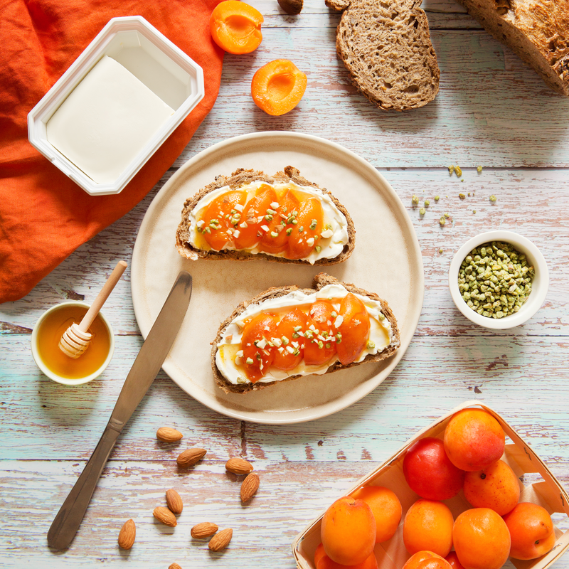 Tartines abricots, miel et fromage frais