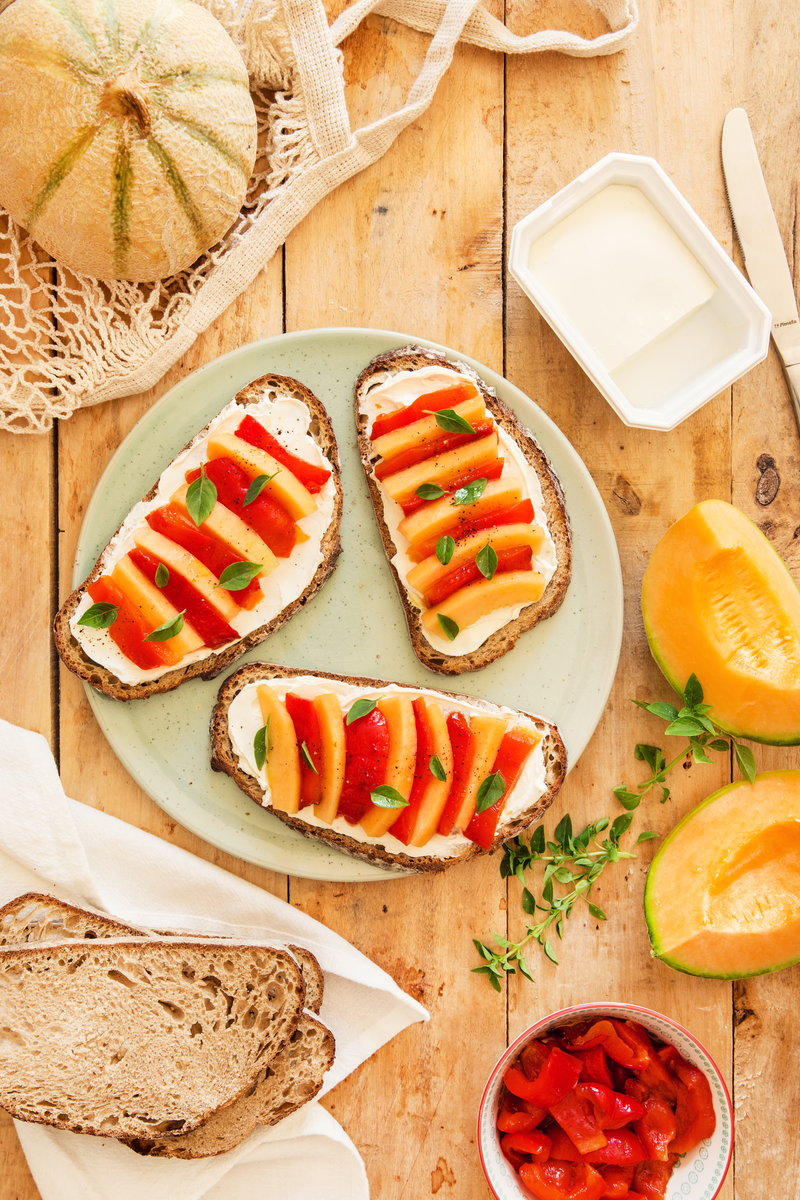 Tartine melon, poivron et fromage frais