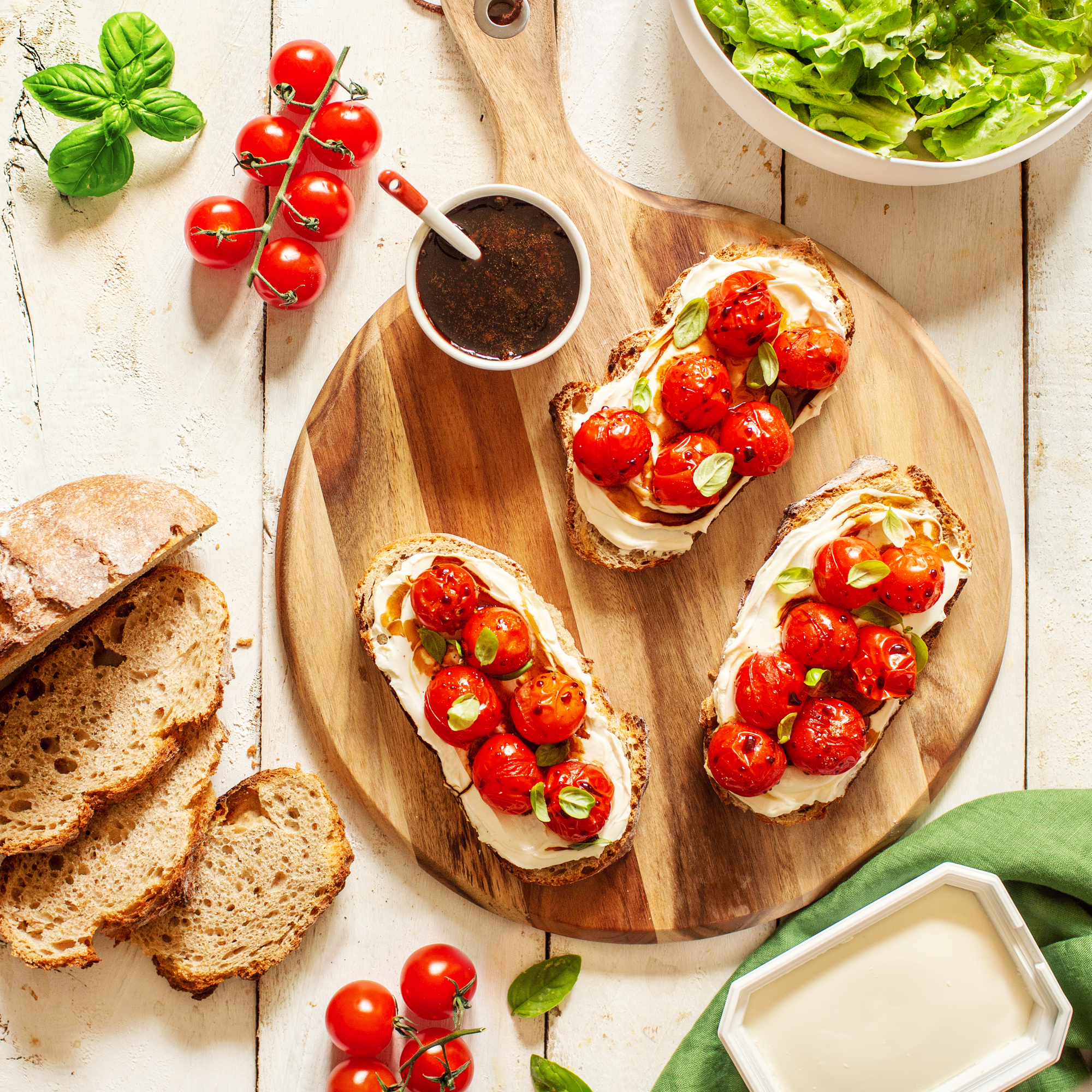 Tartines de tomates rôties, caramel balsamique et fromage frais