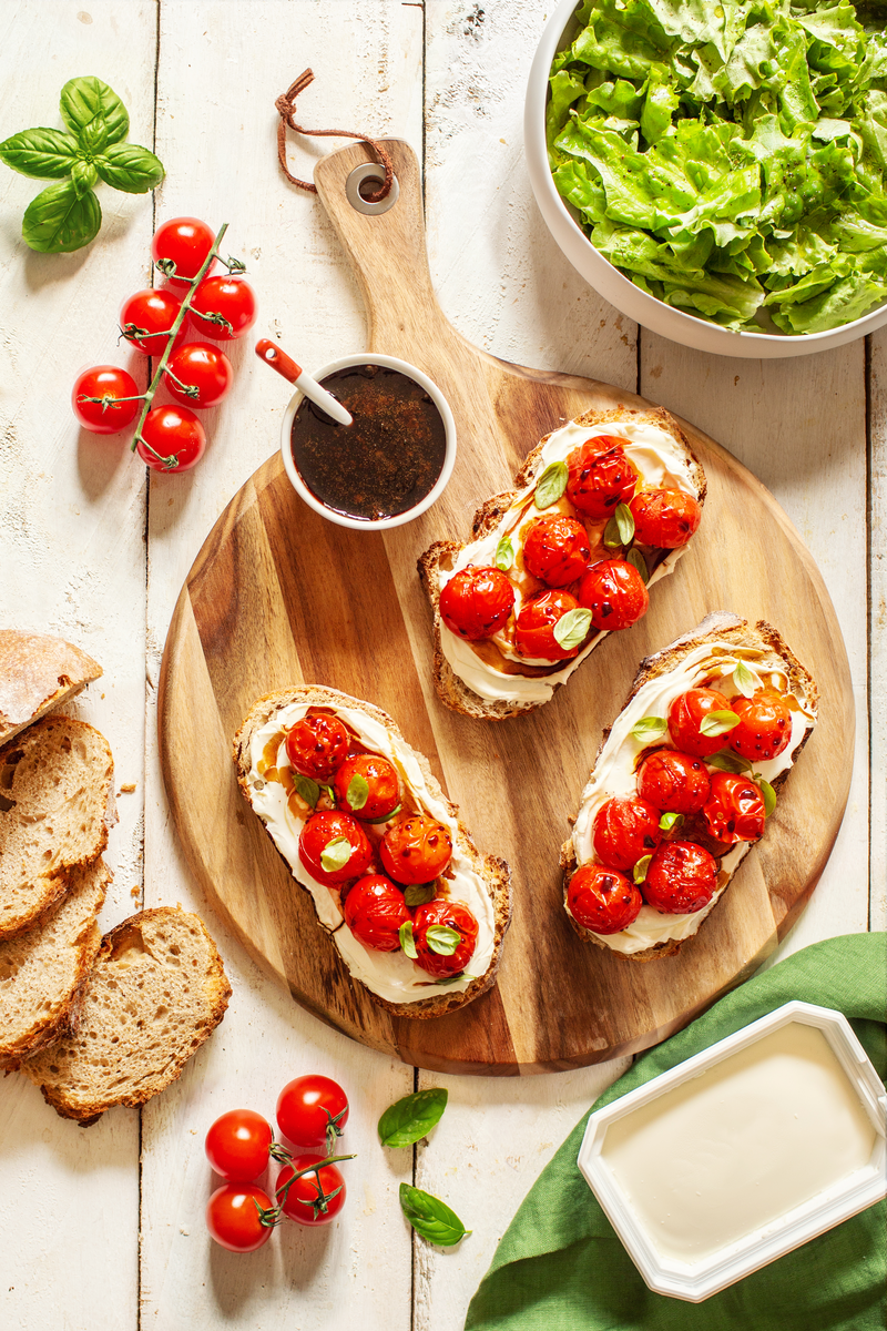 Tartines de tomates rôties, caramel balsamique et fromage frais