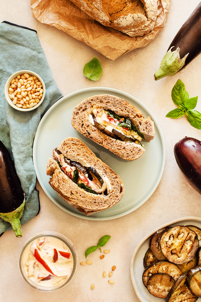 Sandwichs aux aubergines grillées et fondue de poivrons au fromage frais